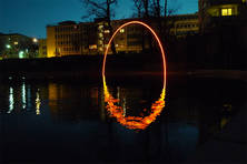 Die Lichtinstallation von Paul Göschel (Dresden) wurde am Ufer des Rechneigrabenweihers gezeigt
